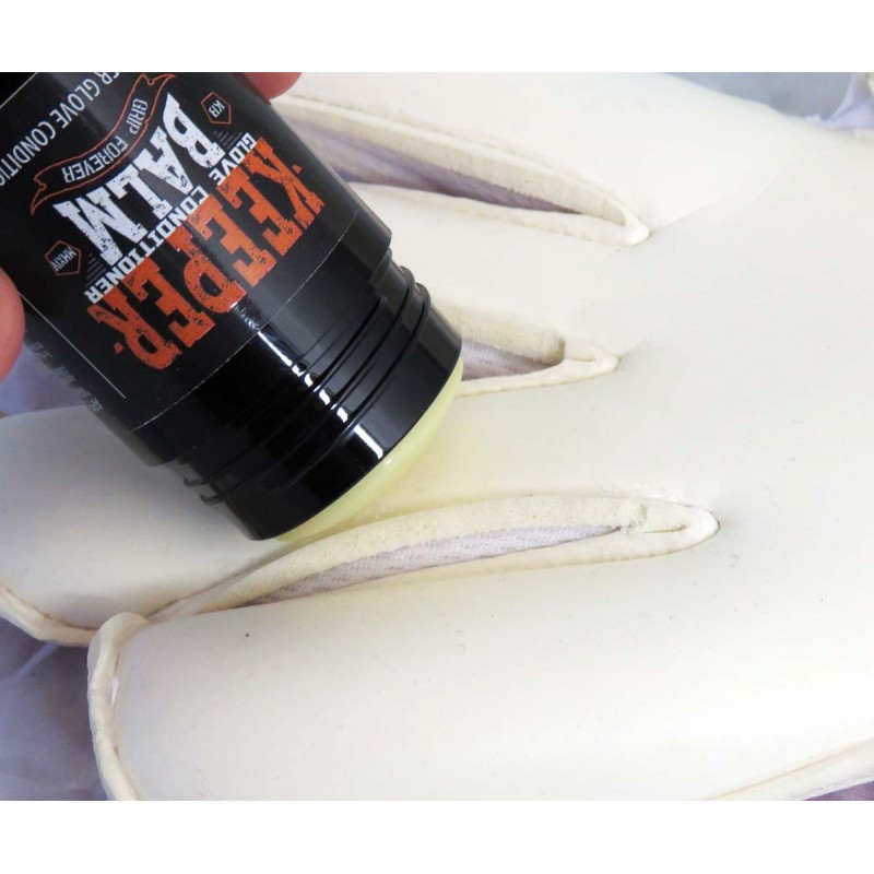 Application du stick collant sur gants de foot