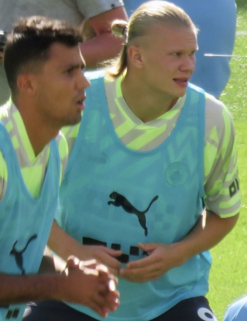 Erling Haaland aux côtés de Rodri lors d’un échauffement